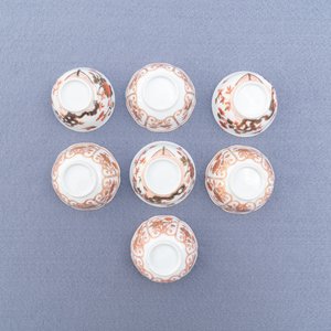 Fourteen Chinese iron-red and gilt cups and nine saucers, Kangxi/Qianlong — 照片 20