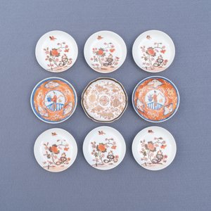 Fourteen Chinese iron-red and gilt cups and nine saucers, Kangxi/Qianlong — 照片 23