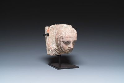 Fragment de corbeau en pierre sculptée figurant une tête de sainte aux traces de polychromie, Pays-Bas, 15ème