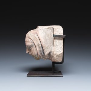 Fragment de corbeau en pierre sculptée figurant une tête de sainte aux traces de polychromie, Pays-Bas, 15ème — photo 5
