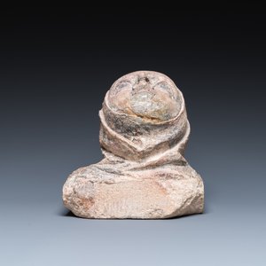 Fragment de corbeau en pierre sculptée figurant une tête de sainte aux traces de polychromie, Pays-Bas, 15ème — photo 7