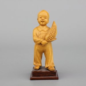 Garçon chinois en bois sculpté avec épi de maïs, Révolution Culturelle, 20e — photo 1