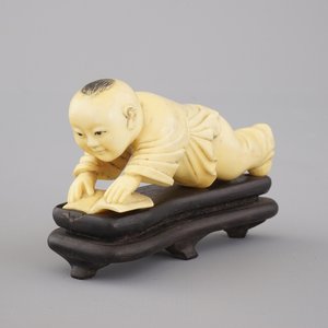 Garçon chinois en ivoire sculpté lisant un livre, 19e-20e — photo 1