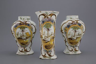 Garniture 3 pièces en faïence de Delft, polychrome, scènes orangistes d'un lion se reposant derrière un oranger, 18e