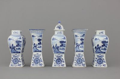 Garniture 5 pièces en faïence de Delft, bleu et blanc avec chinoiserie, style Kangxi, 18e