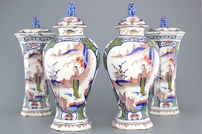 Garniture couverte de 4 pièces en faïence de Delft, polychrome avec chinoiserie, début 18e