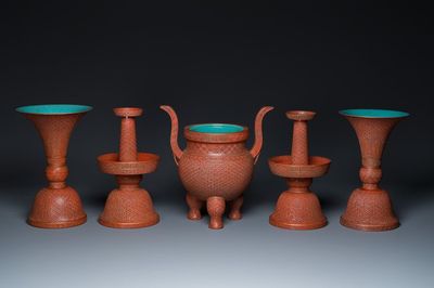 Garniture d'autel de cinq pièces en porcelaine de Chine en imitation de laque rouge, marque de Qianlong, 19ème