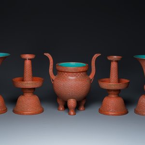 Garniture d'autel de cinq pièces en porcelaine de Chine en imitation de laque rouge, marque de Qianlong, 19ème — photo 1