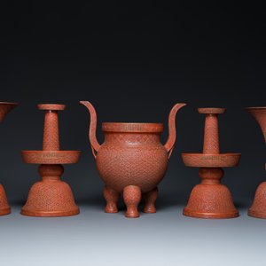 Garniture d'autel de cinq pièces en porcelaine de Chine en imitation de laque rouge, marque de Qianlong, 19ème — photo 2
