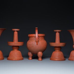 Garniture d'autel de cinq pièces en porcelaine de Chine en imitation de laque rouge, marque de Qianlong, 19ème — photo 3