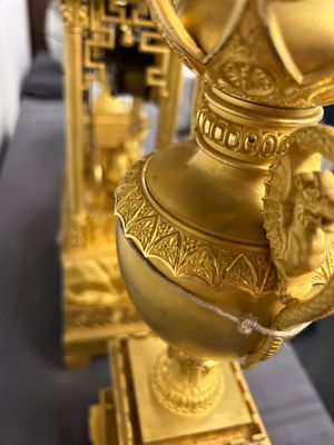 Garniture de cheminée de style chinois à pendule en forme de pagode en bronze doré à trois pièces, France, 19ème — photo 11