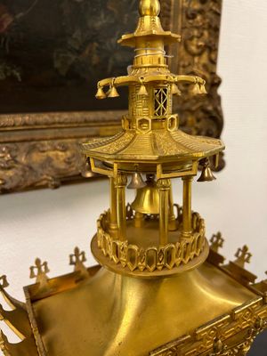 Garniture de cheminée de style chinois à pendule en forme de pagode en bronze doré à trois pièces, France, 19ème — photo 12