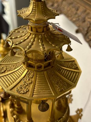 Garniture de cheminée de style chinois à pendule en forme de pagode en bronze doré à trois pièces, France, 19ème — photo 15