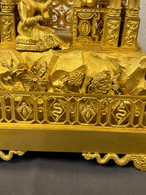 Garniture de cheminée de style chinois à pendule en forme de pagode en bronze doré à trois pièces, France, 19ème — photo 20