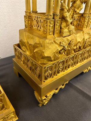 Garniture de cheminée de style chinois à pendule en forme de pagode en bronze doré à trois pièces, France, 19ème — photo 6