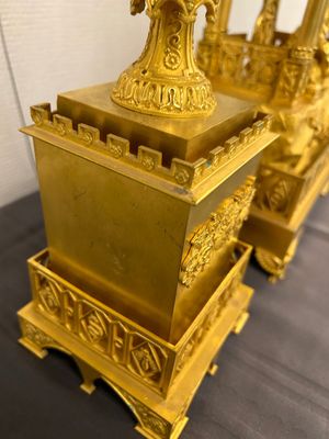 Garniture de cheminée de style chinois à pendule en forme de pagode en bronze doré à trois pièces, France, 19ème — photo 8