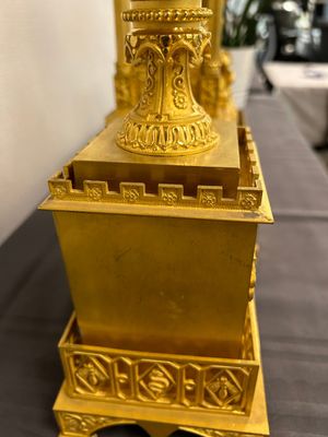 Garniture de cheminée de style chinois à pendule en forme de pagode en bronze doré à trois pièces, France, 19ème — photo 10