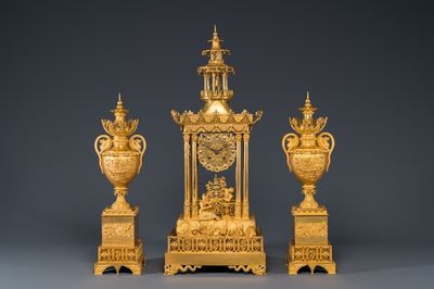 Garniture de cheminée de style chinois à pendule en forme de pagode en bronze doré à trois pièces, France, 19ème