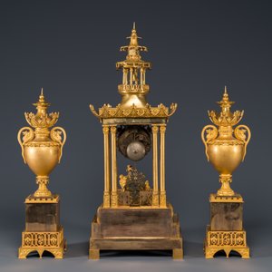 Garniture de cheminée de style chinois à pendule en forme de pagode en bronze doré à trois pièces, France, 19ème — photo 3