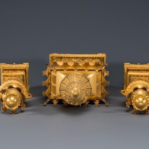 Garniture de cheminée de style chinois à pendule en forme de pagode en bronze doré à trois pièces, France, 19ème — photo 5