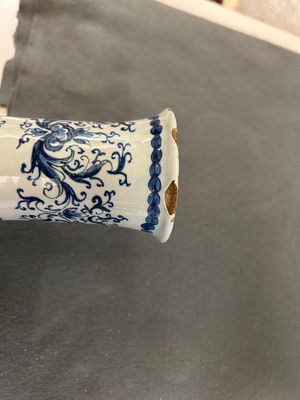 Garniture de cinq vases en faïence de Delft en bleu et blanc, 1er quart du 18ème — photo 1