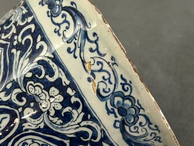 Garniture de cinq vases en faïence de Delft en bleu et blanc, 1er quart du 18ème — photo 15