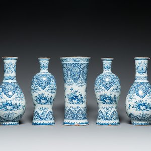 Garniture de cinq vases en faïence de Delft en bleu et blanc, 1er quart du 18ème — photo 1