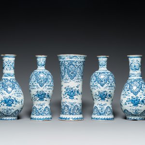 Garniture de cinq vases en faïence de Delft en bleu et blanc, 1er quart du 18ème — photo 3