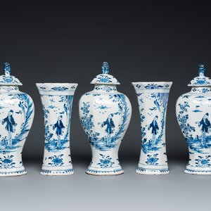 Garniture de cinq vases en faïence de Delft en bleu et blanc à décor chinois, 1er quart du 18ème — photo 1