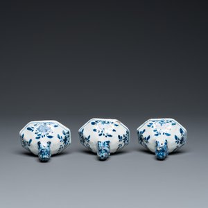 Garniture de cinq vases en faïence de Delft en bleu et blanc à décor chinois, 1er quart du 18ème — photo 7
