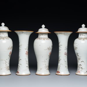 Garniture de cinq vases en porcelaine de Chine à décor de paysages en grisaille, Yongzheng — photo 4