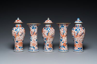 Garniture de cinq vases en porcelaine de Chine de style Imari à décor de phénix, Kangxi/Yongzheng