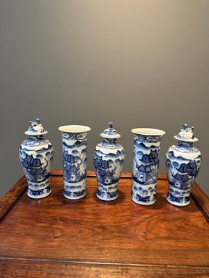 Garniture de cinq vases en porcelaine de Chine en bleu et blanc à décor de paysage, 19ème — photo 1