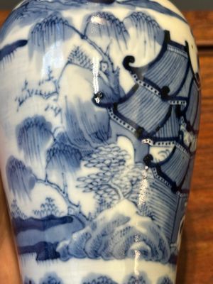 Garniture de cinq vases en porcelaine de Chine en bleu et blanc à décor de paysage, 19ème — photo 11