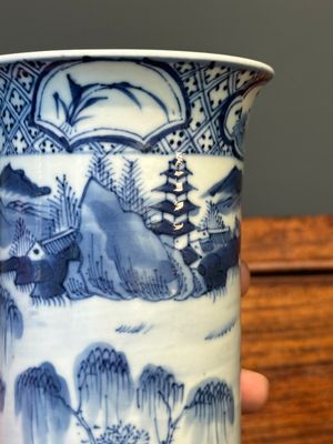Garniture de cinq vases en porcelaine de Chine en bleu et blanc à décor de paysage, 19ème — photo 17