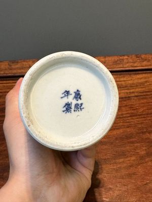 Garniture de cinq vases en porcelaine de Chine en bleu et blanc à décor de paysage, 19ème — photo 20