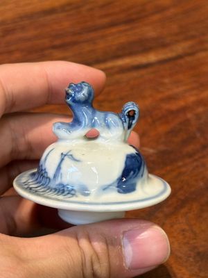 Garniture de cinq vases en porcelaine de Chine en bleu et blanc à décor de paysage, 19ème — photo 23
