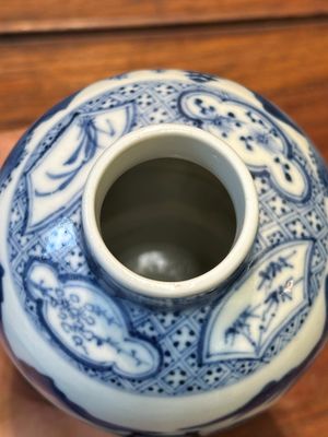 Garniture de cinq vases en porcelaine de Chine en bleu et blanc à décor de paysage, 19ème — photo 25