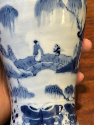 Garniture de cinq vases en porcelaine de Chine en bleu et blanc à décor de paysage, 19ème — photo 27