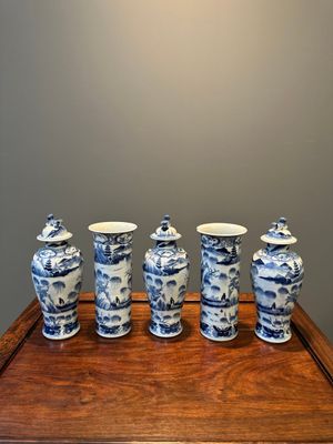 Garniture de cinq vases en porcelaine de Chine en bleu et blanc à décor de paysage, 19ème — photo 3