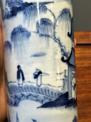 Garniture de cinq vases en porcelaine de Chine en bleu et blanc à décor de paysage, 19ème — photo 35