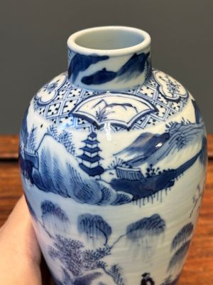 Garniture de cinq vases en porcelaine de Chine en bleu et blanc à décor de paysage, 19ème — photo 46