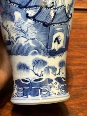 Garniture de cinq vases en porcelaine de Chine en bleu et blanc à décor de paysage, 19ème — photo 47