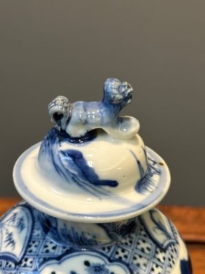 Garniture de cinq vases en porcelaine de Chine en bleu et blanc à décor de paysage, 19ème — photo 5