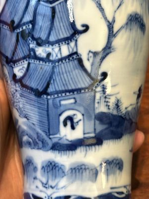 Garniture de cinq vases en porcelaine de Chine en bleu et blanc à décor de paysage, 19ème — photo 8