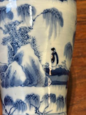 Garniture de cinq vases en porcelaine de Chine en bleu et blanc à décor de paysage, 19ème — photo 10