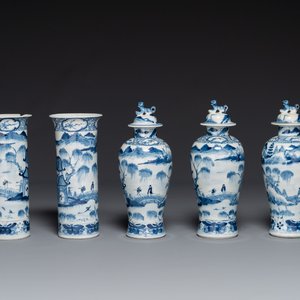 Garniture de cinq vases en porcelaine de Chine en bleu et blanc à décor de paysage, 19ème — photo 1