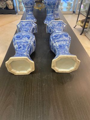 Garniture de cinq vases en porcelaine de Chine en bleu et blanc à décor floral, Kangxi — photo 12