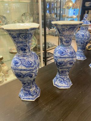 Garniture de cinq vases en porcelaine de Chine en bleu et blanc à décor floral, Kangxi — photo 6