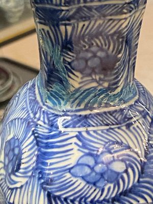 Garniture de cinq vases en porcelaine de Chine en bleu et blanc à décor floral, Kangxi — photo 8